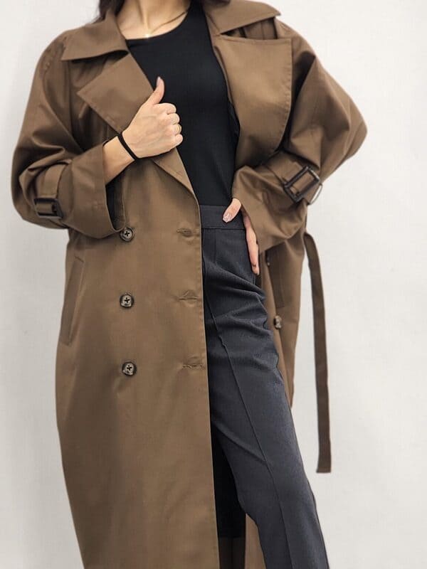 مدل کت زنانه؛ ترنچ بلند قهوه ای برای تیپ پاییزه و باکلاس