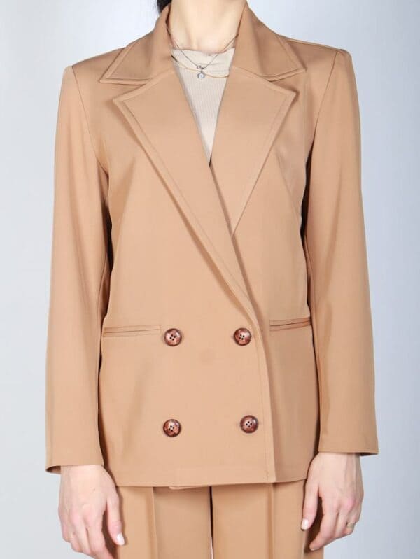 مدل کت زنانه؛ کت و شلوار لارا از محصولات منحصر به فرد مجموعه زی زی مد