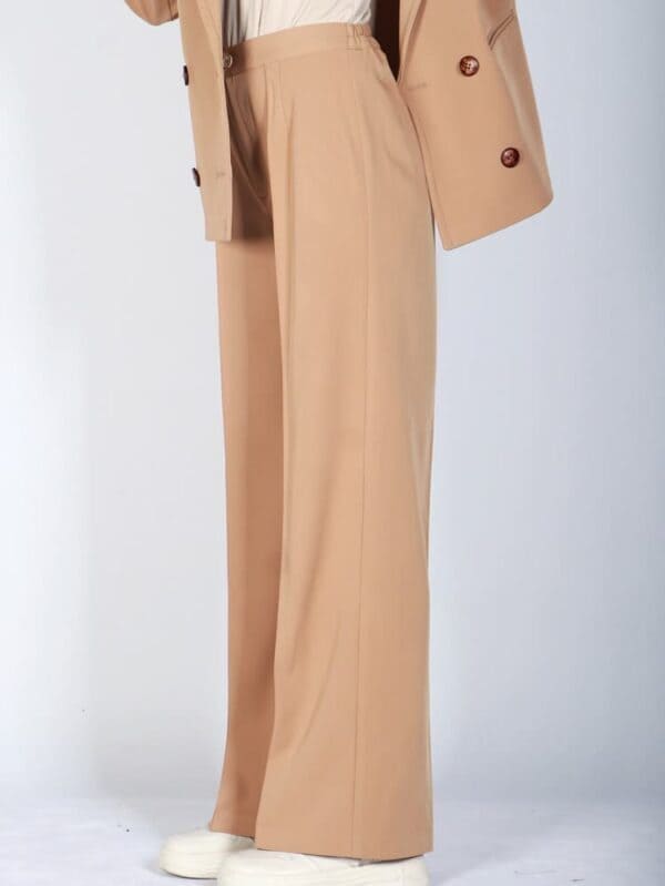 مدل کت زنانه؛ کت و شلوار لارا برای استایل رسمی و مجلسی