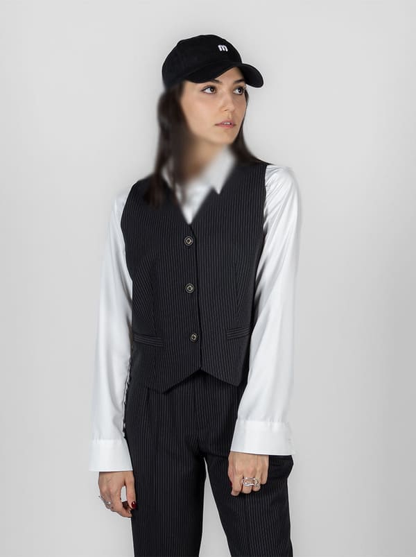 خرید وست؛ ژیله دیپلمات برای تیپ خانمانه 1404 خرید وست؛ ژیله دیپلمات برای تیپ خانمانه 1404