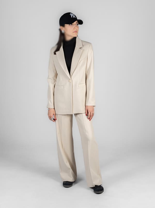 خرید کت و شلوار زنانه؛ ست کت و شلوار بگ پرادا در کالکشن 1404 زی زی مد