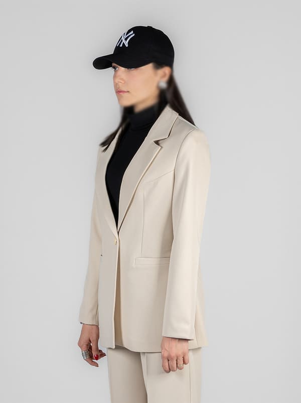 خرید کت و شلوار زنانه؛ راهنمای ست کردن ست کت و شلوار بگ پرادا