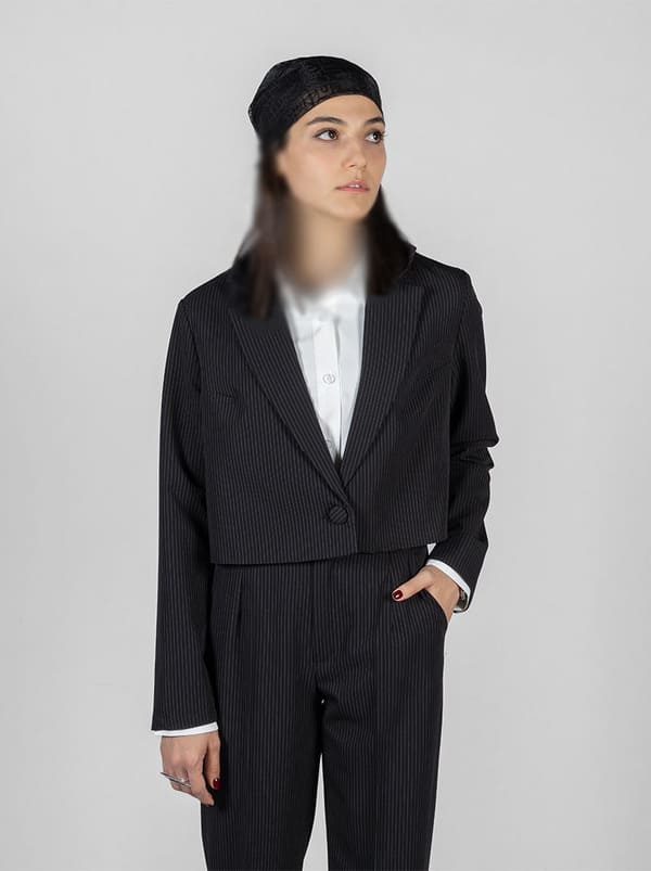 کراپ کت؛ کراپ کت دیپلمات فاستونی با شومیز سفید