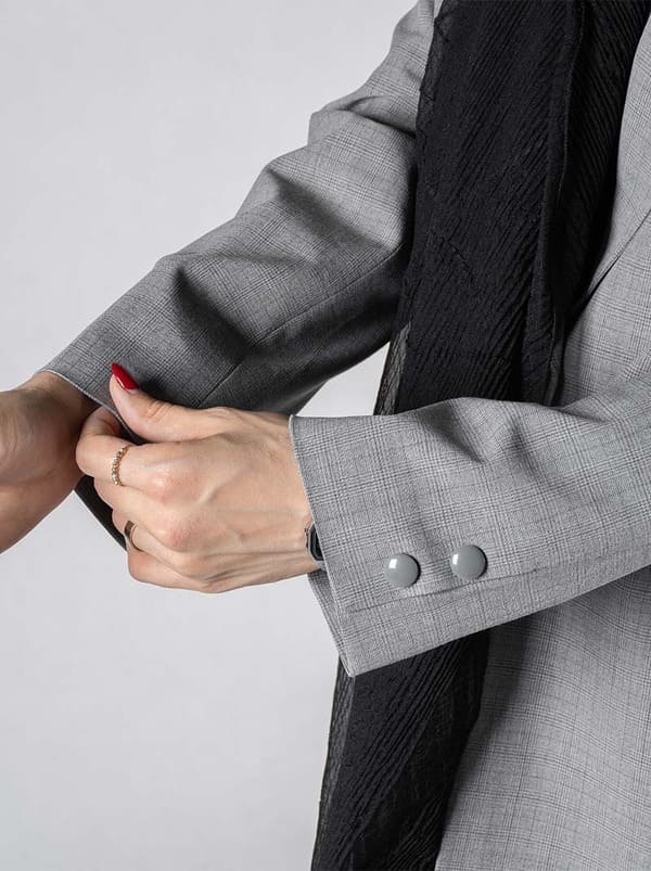 کراپ کت؛ کت تک دکمه وینتیج با رنگ بندی ذغالی و طوسی